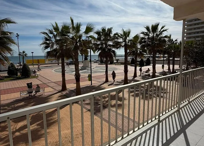 Moments From The Sea And Scenic Coastal Walks Appartamento *